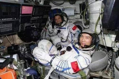 宇航员的工资是多少？美国的吓死人<strong></p>
<p>太空币</strong>！中国的也不少