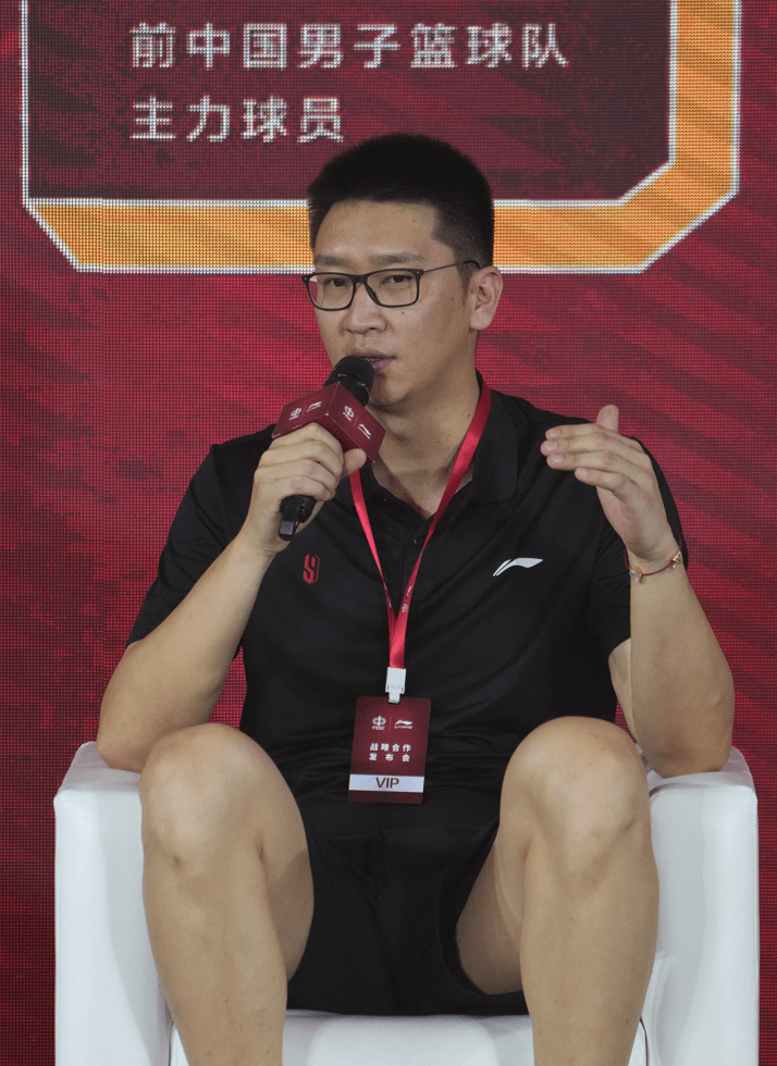 新闻8点见丨马克龙即将访华；中央政法委长安剑评“张继科”事件