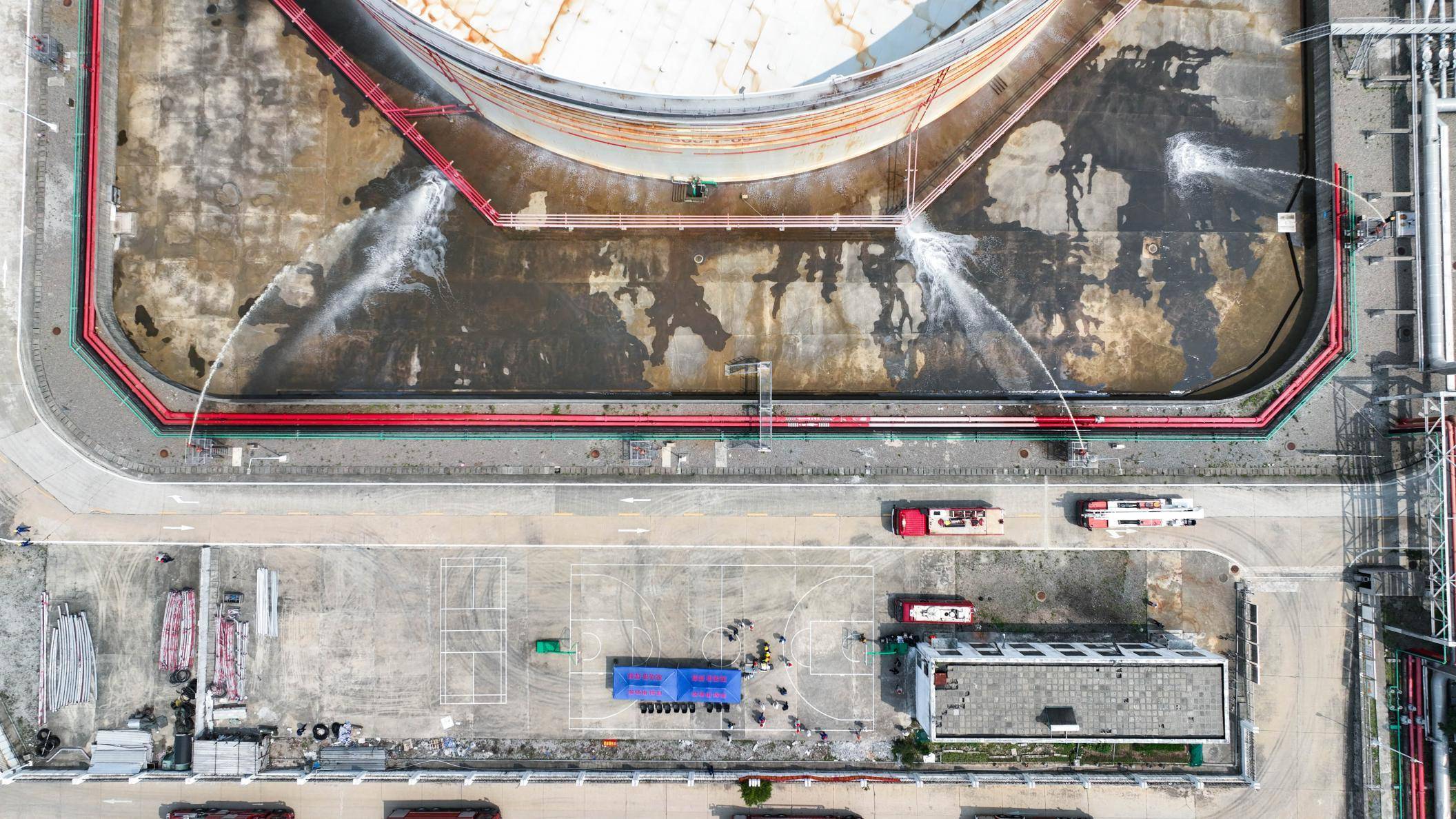 多图|石化企业在岛发生“灾害”<strong></p>
<p>原油模拟</strong>，84名消防员跨海登岛“救援”