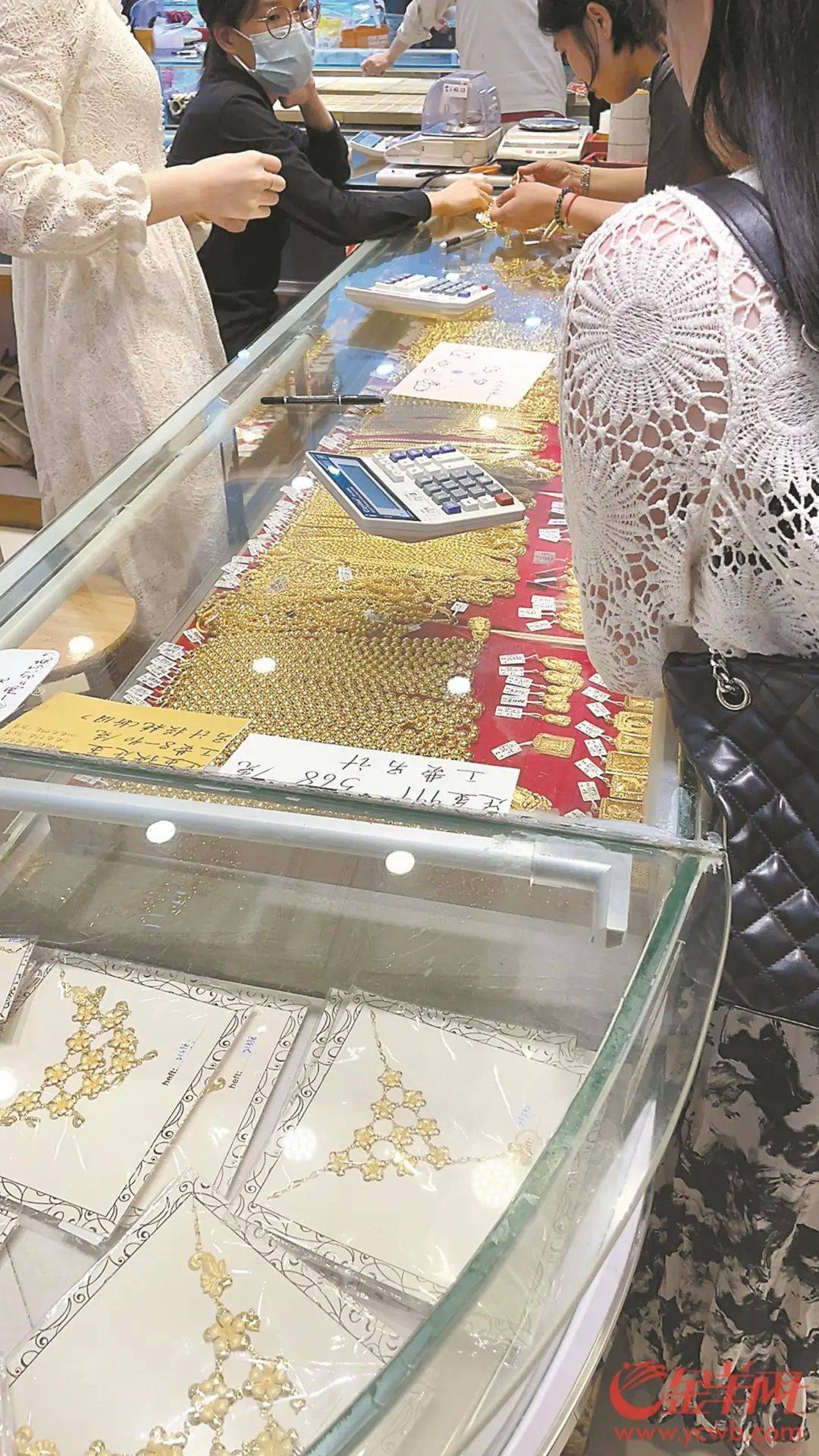 黄金严重超买还能入手吗<strong></p>
<p>黄金市场</strong>？ 番禺“黄金菜市场”热闹依旧