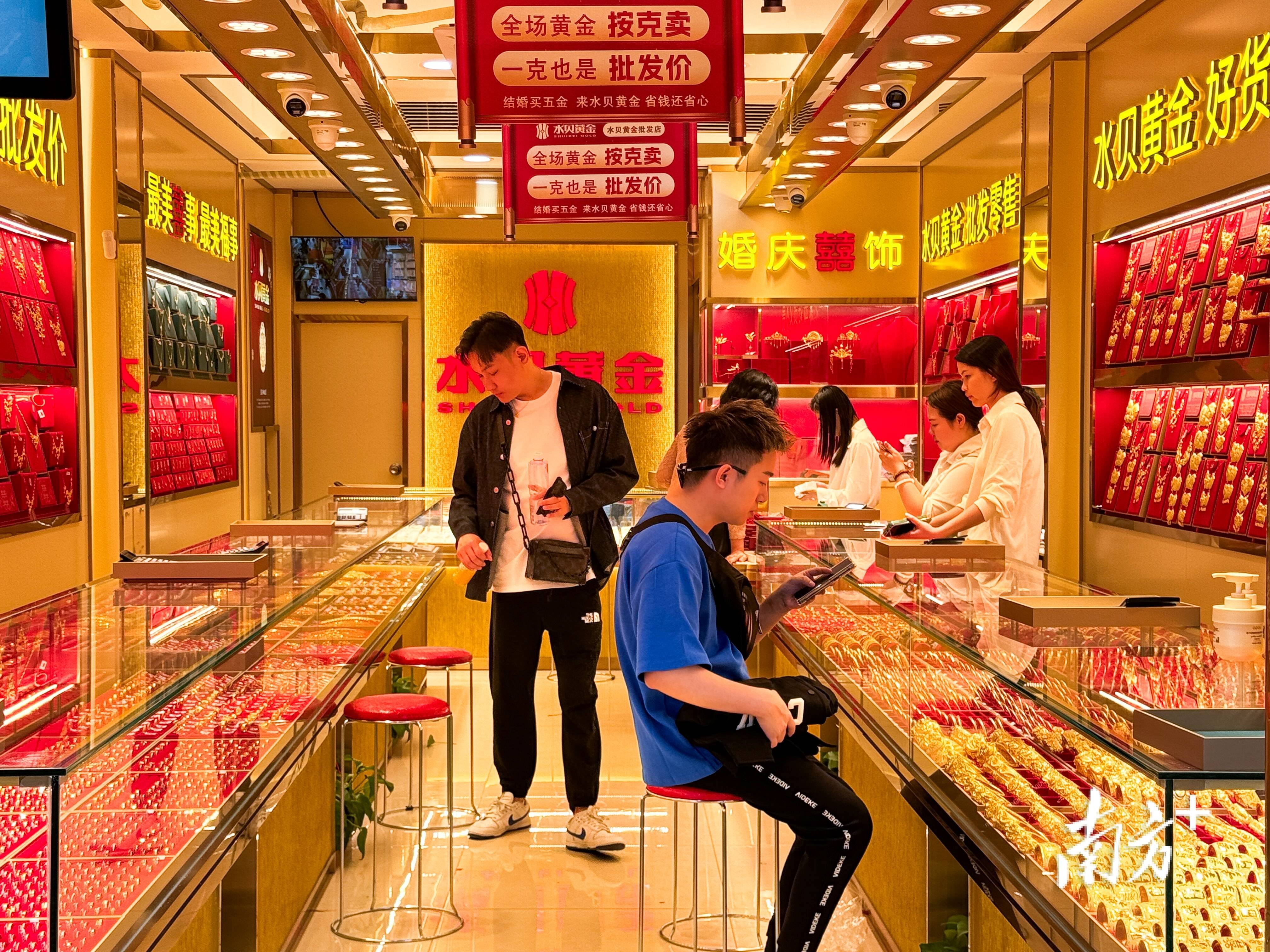 金价持续上涨<strong></p>
<p>黄金市场</strong>，广州黄金回收市场迎热潮