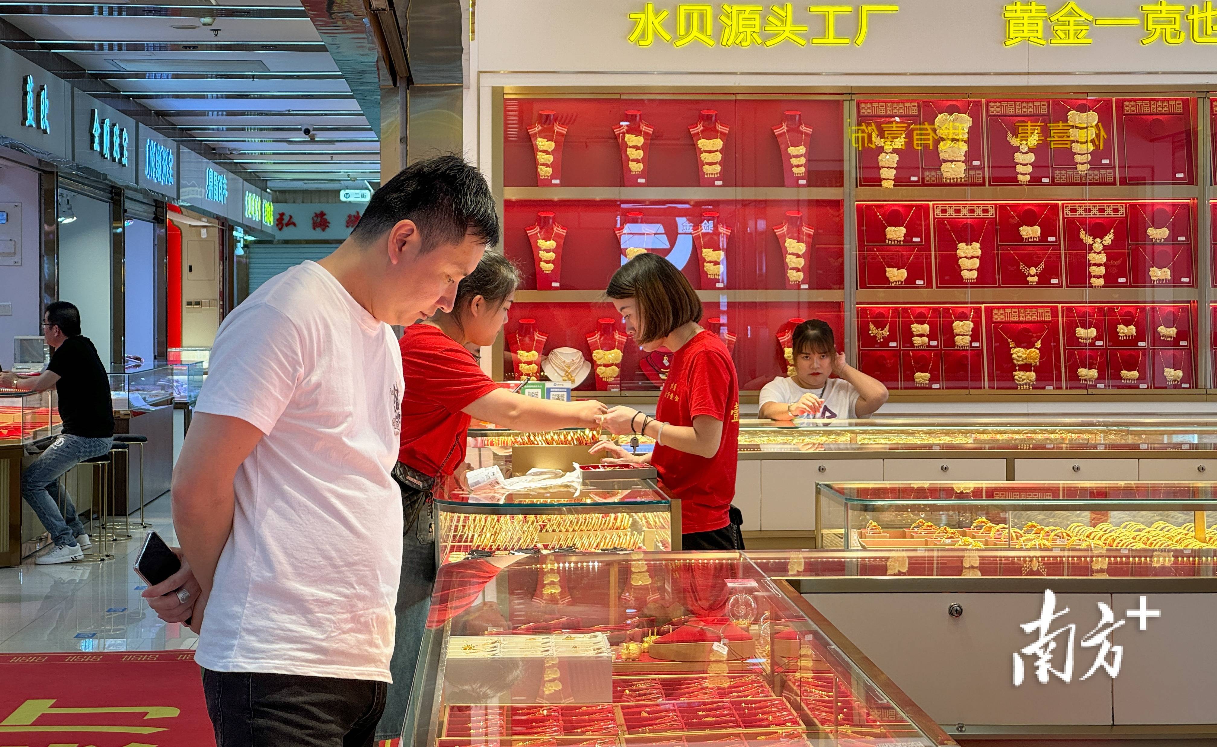 金价持续上涨<strong></p>
<p>黄金市场</strong>，广州黄金回收市场迎热潮