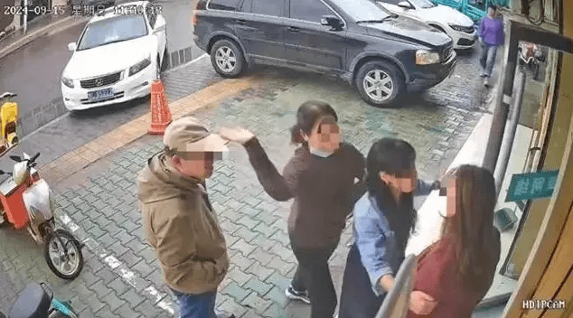 公职夫妻因挪车将女子打骨折<strong></p>
<p>交易产生价值</strong>，想40万私了？通报来了