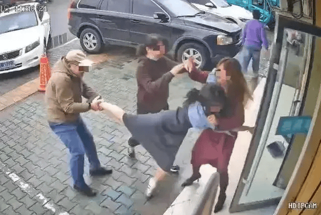 公职夫妻因挪车将女子打骨折<strong></p>
<p>交易产生价值</strong>，想40万私了？通报来了