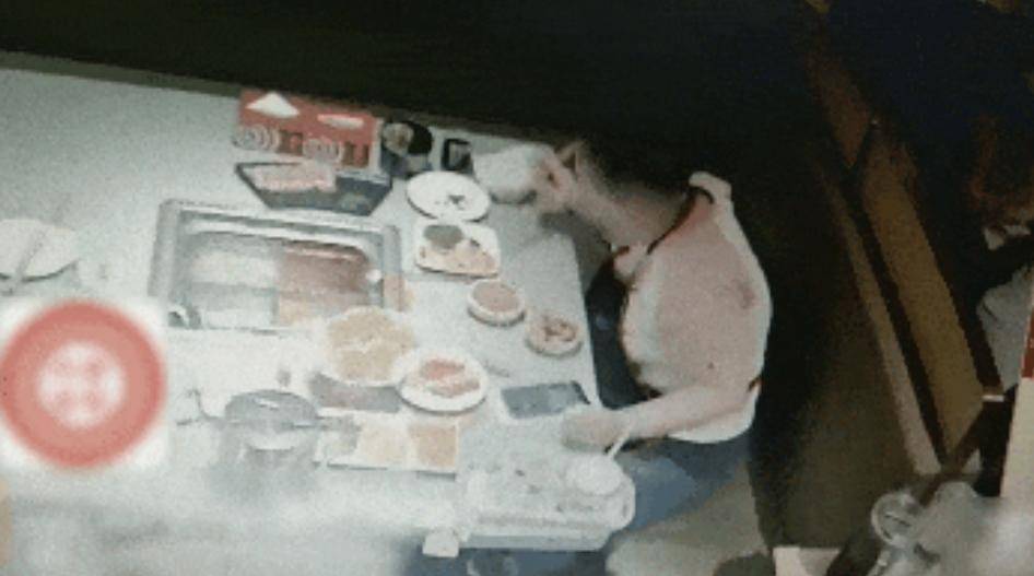 打两碗蘸料<strong></p>
<p>和字币</strong>，吃一碗毁一碗！女子投虫敲诈火锅店更多细节曝光