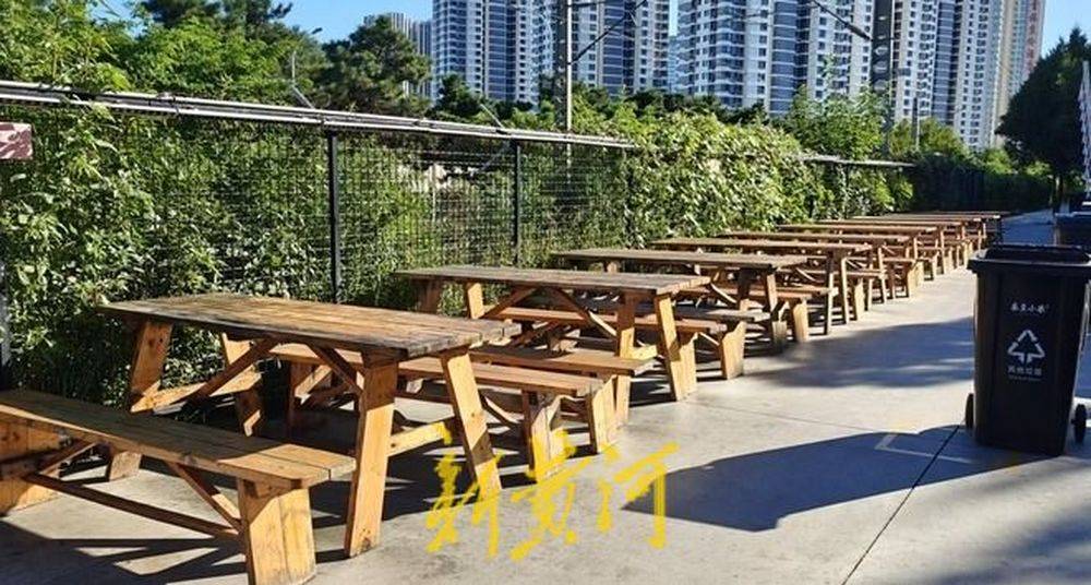 秦皇岛一网红夜市被指违规占用规划绿地却经营4年之久<strong></p>
<p>货币买卖app</strong>，当地回应：无审批手续 | 刚调查