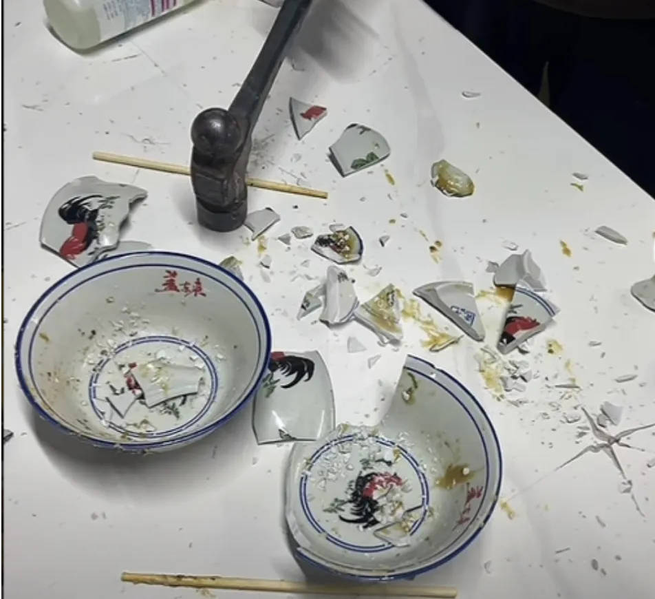 网红夫妇被传有传染病<strong></p>
<p>货币交易app</strong>，餐馆砸餐具撇清？官方回应