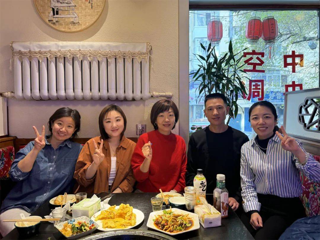 离哈前想吃铁锅炖<strong></p>
<p>货币交易app</strong>，结果被店主“劝退”……她却说被哈尔滨人暖到了