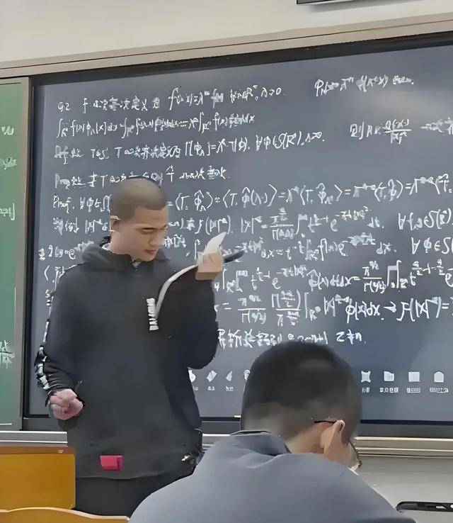 韦东奕上课照片走红<strong></p>
<p>货币交易app</strong>，新发型吸睛，网友：板书真漂亮，可惜看不懂