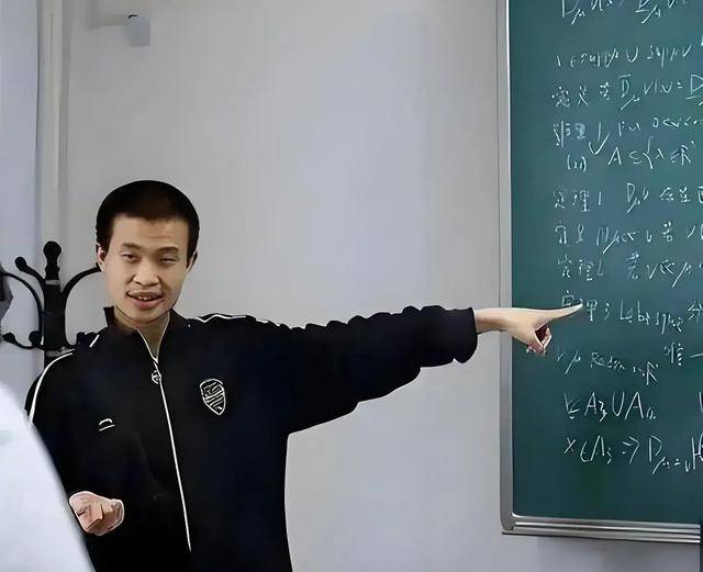韦东奕上课照片走红<strong></p>
<p>货币交易app</strong>，新发型吸睛，网友：板书真漂亮，可惜看不懂