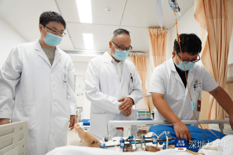 失血过半！深圳男子被三四百斤模具砸到<strong></p>
<p>朝币换算</strong>，医生全力抢救