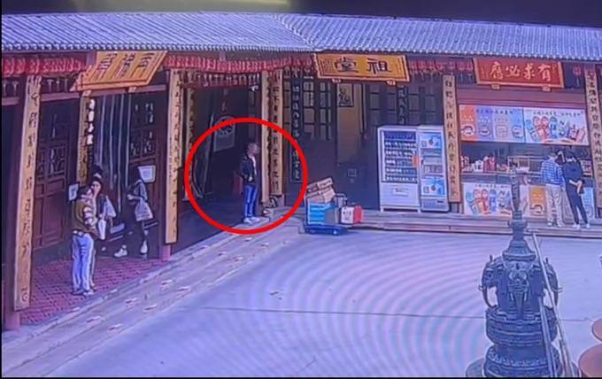 自制缠满双面胶的铁片<strong></p>
<p>一国多币</strong>，男子在寺庙内盗窃功德箱被行拘