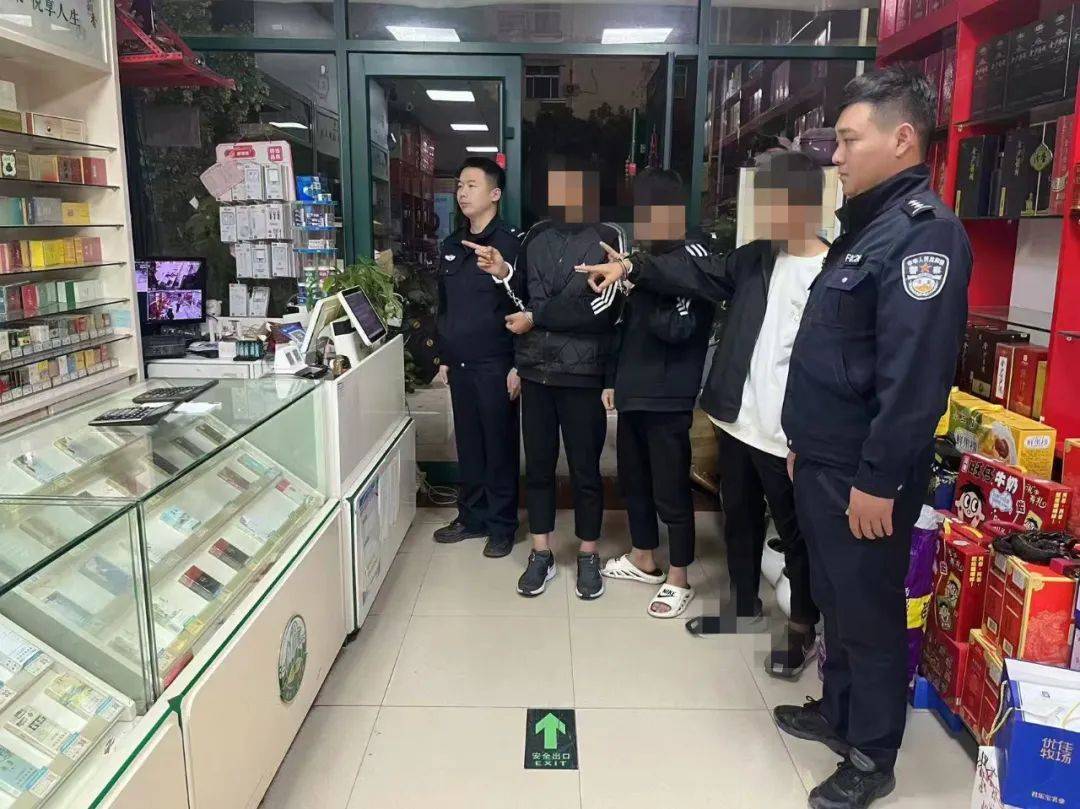 2分钟“扫荡”一家店<strong></p>
<p>一国多币</strong>！山东菏泽警方抓获一盗窃团伙