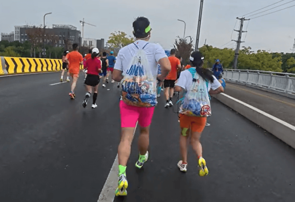 苏州马拉松一男一女将给选手的免费零食打包“负重”奔跑<strong></p>
<p>全国交易网</strong>？主办方回应