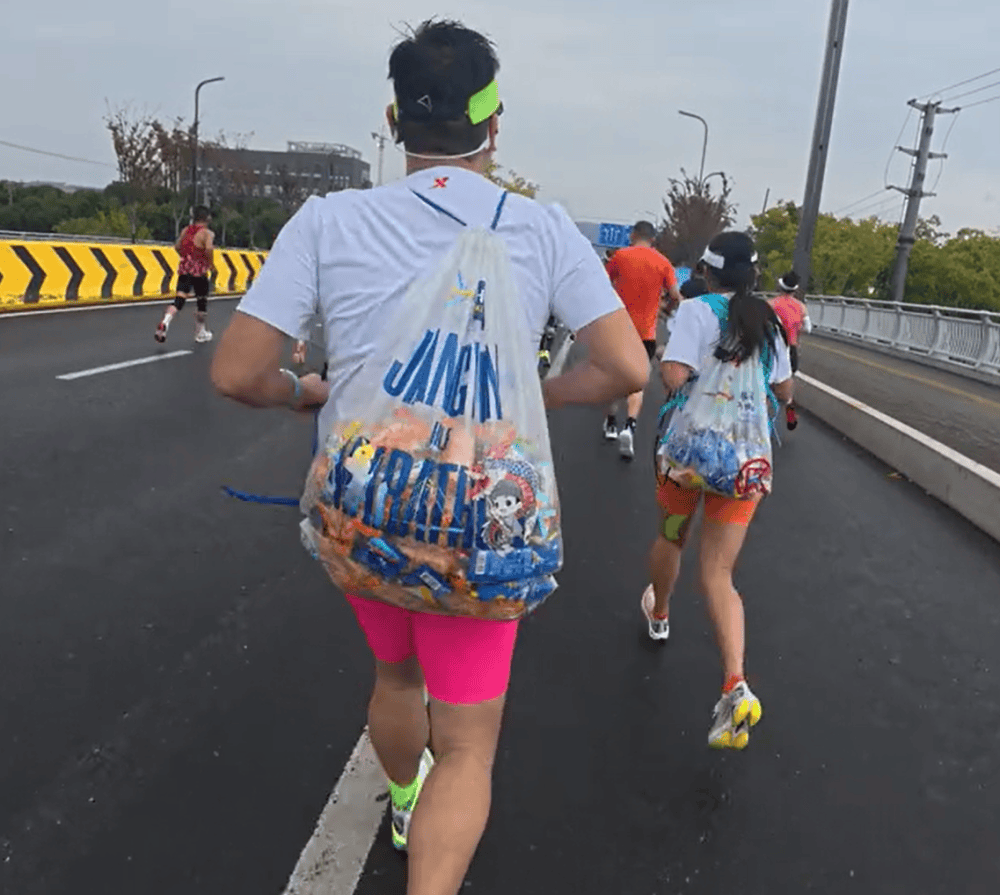 苏州马拉松一男一女将给选手的免费零食打包“负重”奔跑<strong></p>
<p>全国交易网</strong>？主办方回应