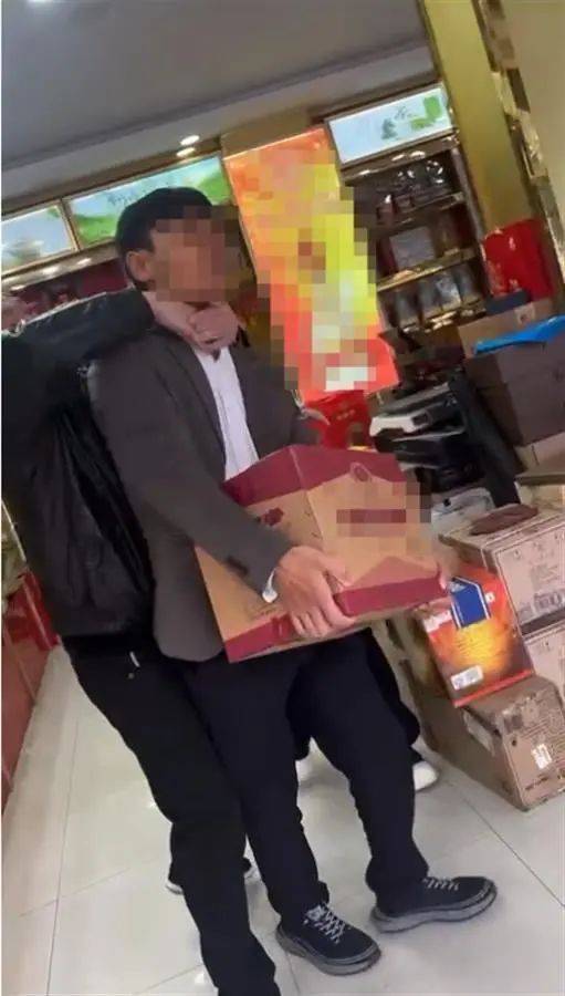 男子花7200元买酒<strong></p>
<p>vspd软件</strong>，扫防伪码竟扫出不雅网站，还遭商家“锁喉”抢酒？