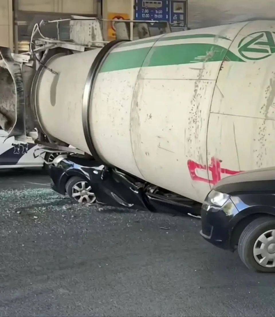 惊险<strong></p>
<p>论坛软件</strong>，搅拌车侧翻压扁小轿车！万幸，司机仅受轻微伤！现场视频→