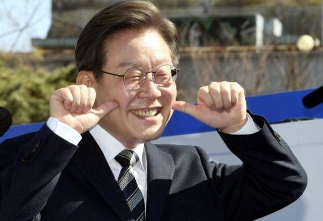 执政党捏着鼻子要“保尹”<strong></p>
<p>交易指数计算</strong>，尹锡悦的总统宝座，将由8个人决定