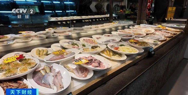 火热<strong></p>
<p>币友</strong>！年夜饭价格普遍下调 除夕午餐预订量也“爆单”