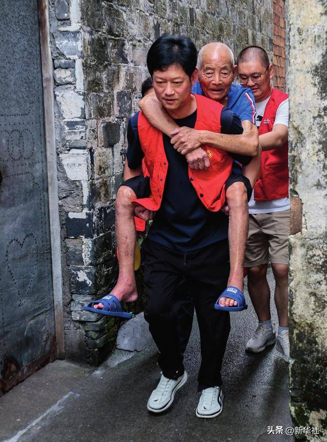 瞭望·治国理政纪事｜“<strong></p>
<p>币友</strong>我也是个老基层”