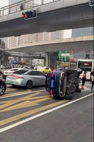 上海一奔驰车在路口侧翻<strong></p>
<p>币友</strong>，驾驶员擦伤！目击者讲述现场情况