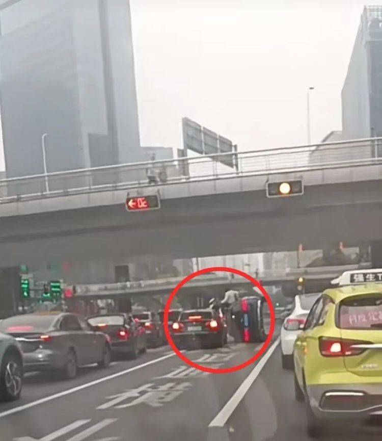 上海一奔驰车在路口侧翻<strong></p>
<p>币友</strong>，驾驶员擦伤！目击者讲述现场情况
