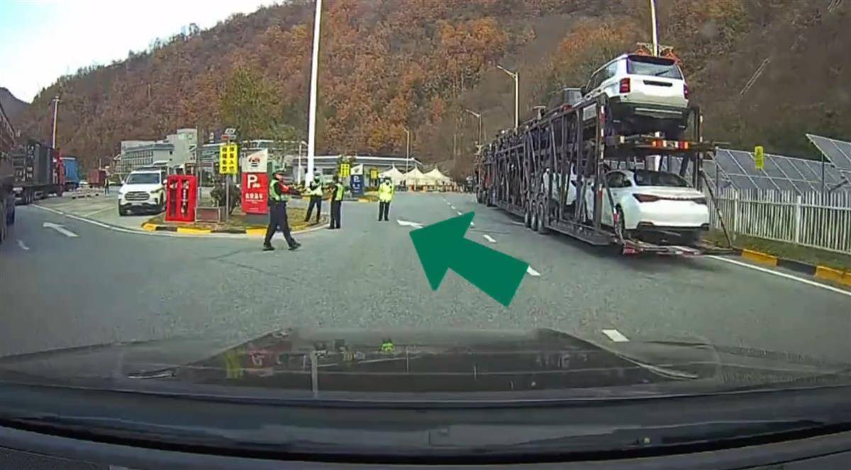 网红博主反映交警在高速上设卡查超速<strong></p>
<p>小白软件</strong>，质疑其滥用职权，汉中警方回应