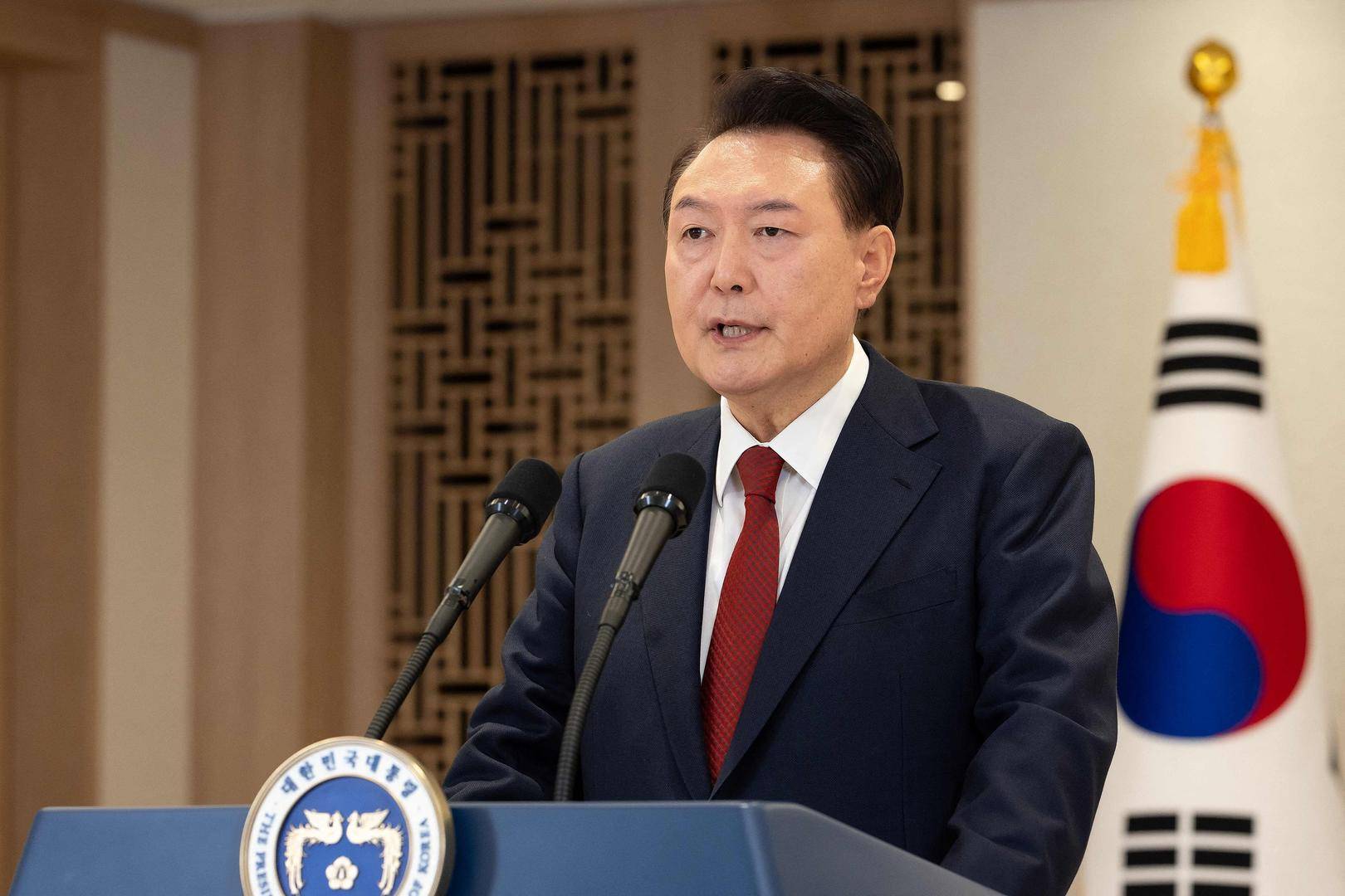 突然主张弹劾总统的韩国执政党党首：曾获尹锡悦多次提拔<strong></p>
<p>小白软件</strong>，后因第一夫人惹怒“亲尹派”
