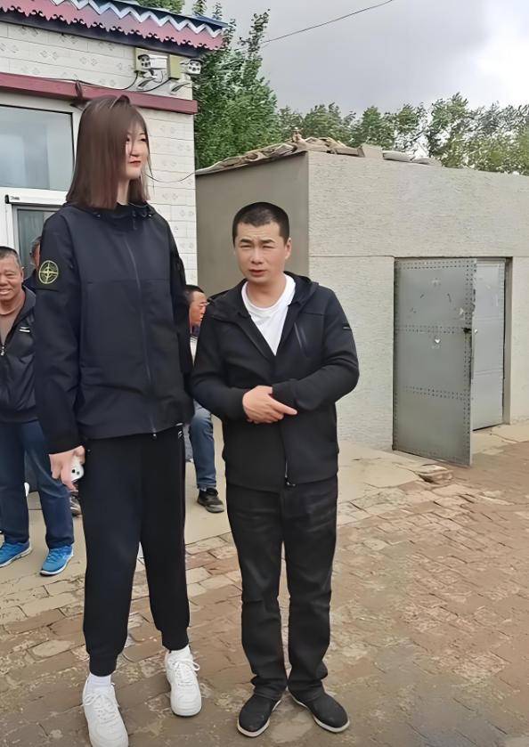女孩身高2米26貌美如花<strong></p>
<p>货币投机家</strong>，妈妈天天发愁：白长这么漂亮，没人敢追