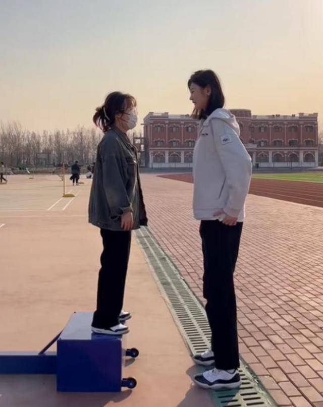 女孩身高2米26貌美如花<strong></p>
<p>货币投机家</strong>，妈妈天天发愁：白长这么漂亮，没人敢追