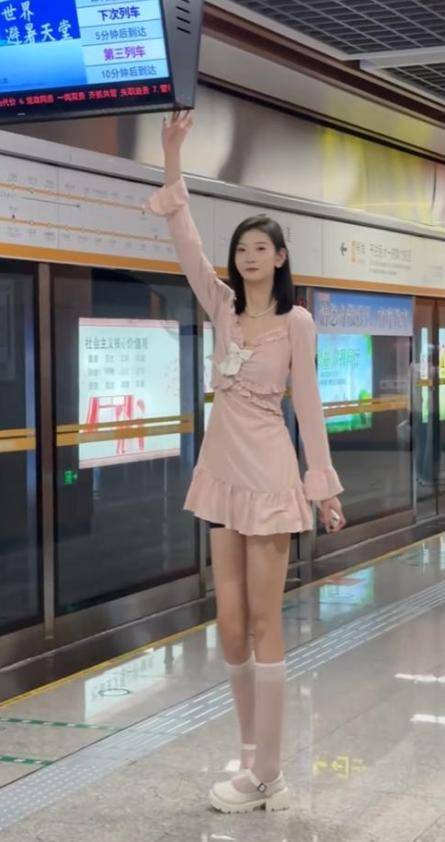 女孩身高2米26貌美如花<strong></p>
<p>货币投机家</strong>，妈妈天天发愁：白长这么漂亮，没人敢追