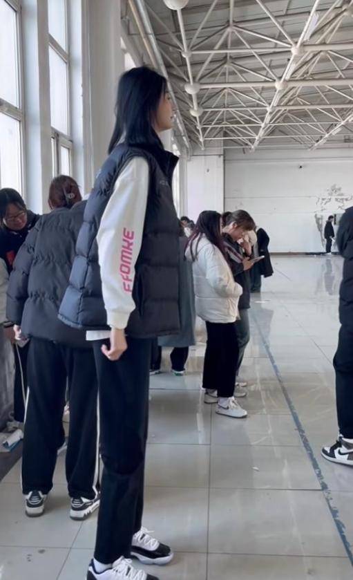女孩身高2米26貌美如花<strong></p>
<p>货币投机家</strong>，妈妈天天发愁：白长这么漂亮，没人敢追