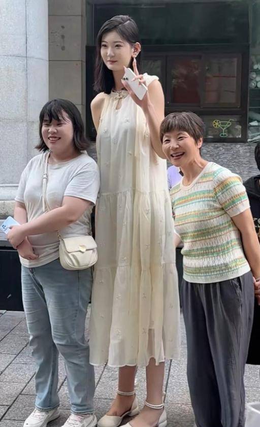 女孩身高2米26貌美如花<strong></p>
<p>货币投机家</strong>，妈妈天天发愁：白长这么漂亮，没人敢追