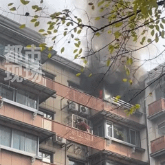 江苏南京一居民楼起火<strong></p>
<p>完整交易系统</strong>，浓烟滚滚，一女子被困窗外！当地回应