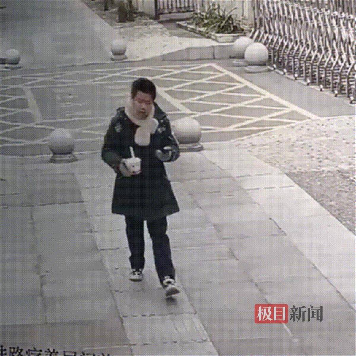 湖北咸宁一学生放学路上捡到手机交给警方<strong></p>
<p>货币对交易</strong>，民警和失主进校给他送“大礼包”