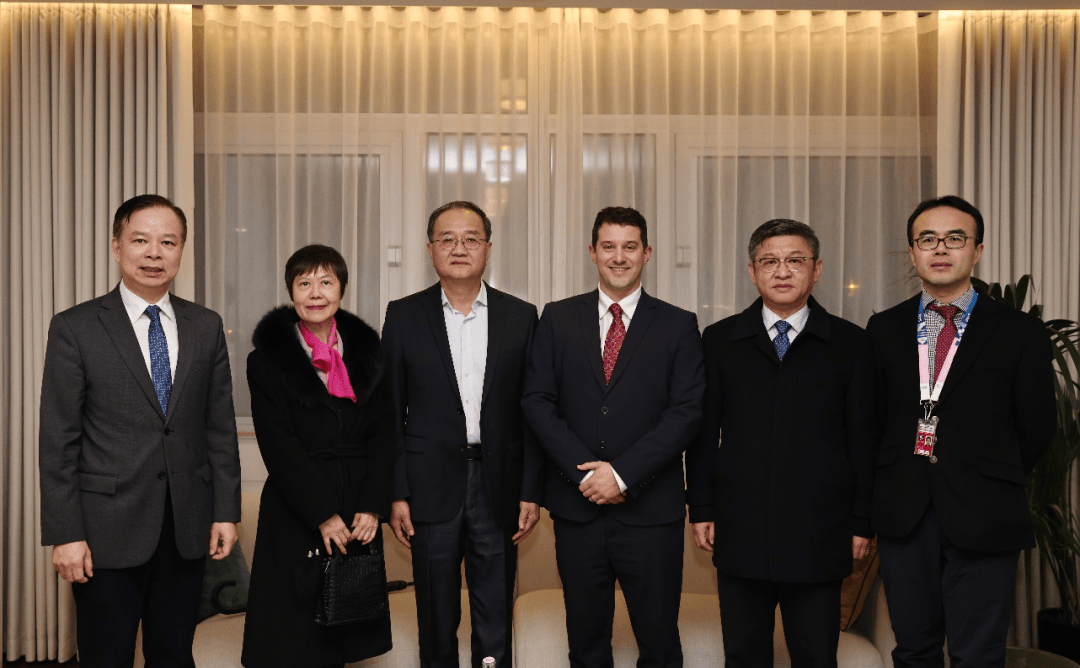 外交部副部长邓励<strong></p>
<p>查配置软件</strong>，履新职