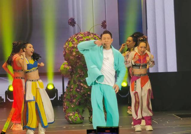 刘德华演唱会实录：表演滑跪失败<strong></p>
<p>币圈知识</strong>，甄子丹舒淇任达华台下蹦迪