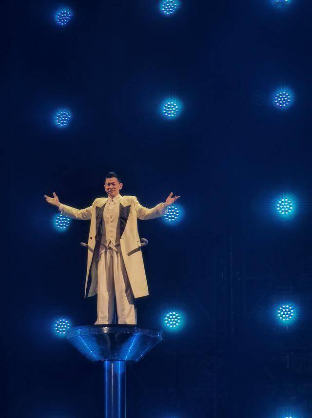 刘德华演唱会实录：表演滑跪失败<strong></p>
<p>币圈知识</strong>，甄子丹舒淇任达华台下蹦迪