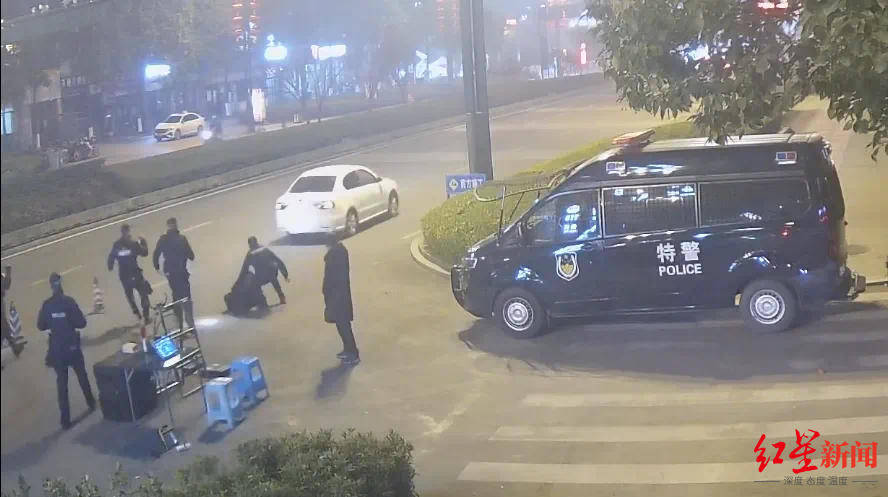 男子车内放疑似枪支遇检查强行冲卡致一辅警被拖行受伤<strong></p>
<p>风险货币</strong>，已被抓获！“枪支”正在鉴定