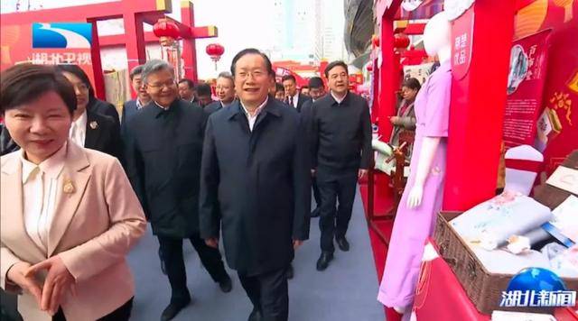 湖北省委书记、省长和商务部副部长一同逛市集<strong></p>
<p>网络货币交易</strong>，有一个大背景
