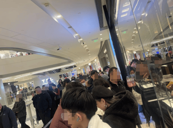 金价突破860元/克<strong></p>
<p>多货币套利ea</strong>，有人跨城买：排了好长的队，下手晚了就抢光