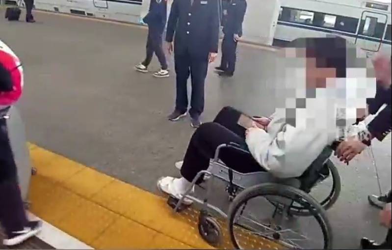 “救命<strong></p>
<p>货币兑换软件</strong>，我不想死”！厦门北站，D131次列车突发！