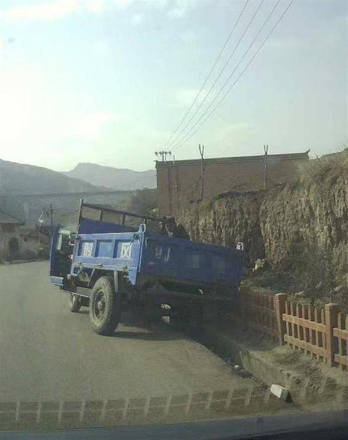 警车把农用车“别进”沟里<strong></p>
<p>双货币对冲</strong>，三个问题需要澄清