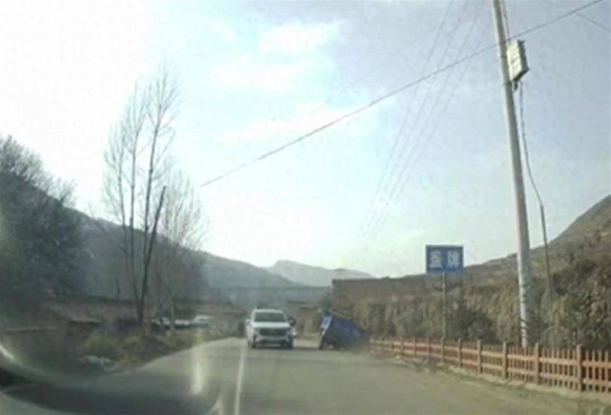 警车把农用车“别进”沟里<strong></p>
<p>双货币对冲</strong>，三个问题需要澄清