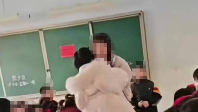 山西一老师把学生牙打掉<strong></p>
<p>主流软件</strong>，家人冲进教室讨说法？官方回应