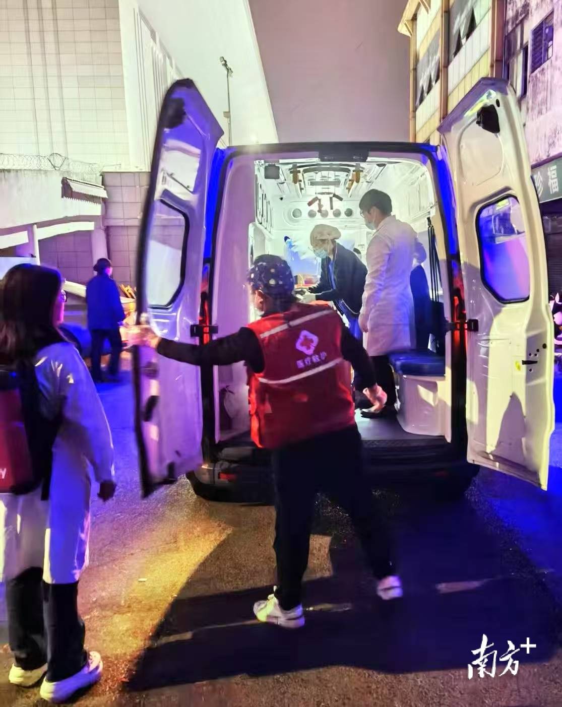 “先救命<strong></p>
<p>白银期货</strong>，责任我们担！”东莞东站一旅客突发心脏骤停