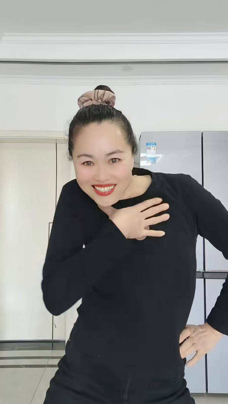 河南52岁阿姨跳“断头舞”走红：一开始是好奇<strong></p>
<p>白银期货开户</strong>，要技巧才有感觉，真不是特效！