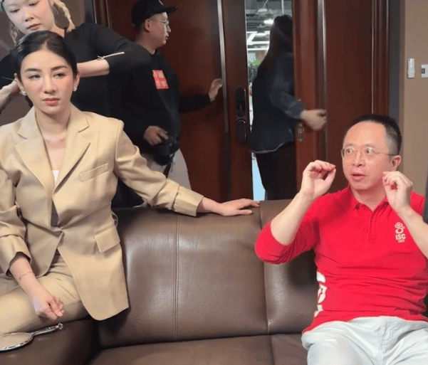周鸿祎回应参演的短剧辣眼睛：黄奕诱惑<strong></p>
<p>美原油</strong>我的剧情是DeepSeek设计的
