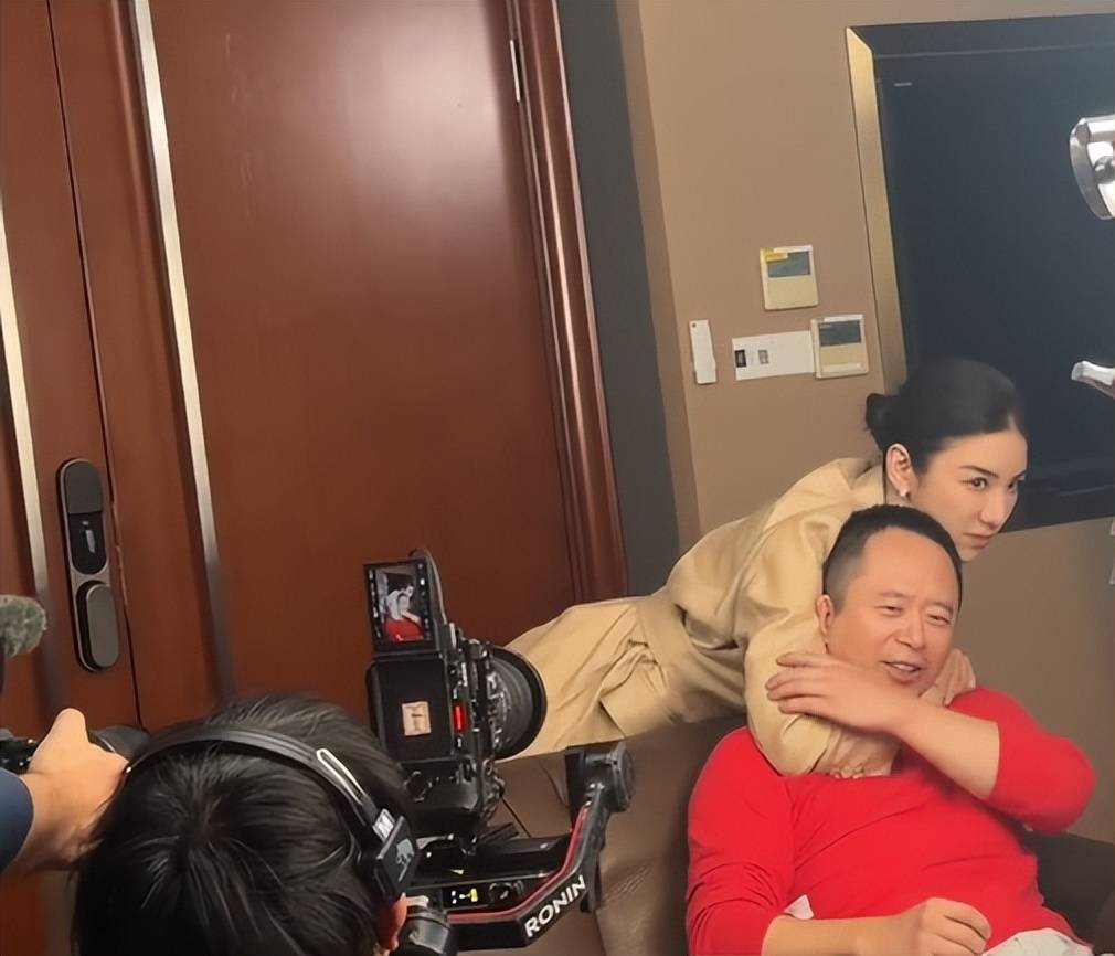 周鸿祎回应参演的短剧辣眼睛：黄奕诱惑<strong></p>
<p>美原油</strong>我的剧情是DeepSeek设计的