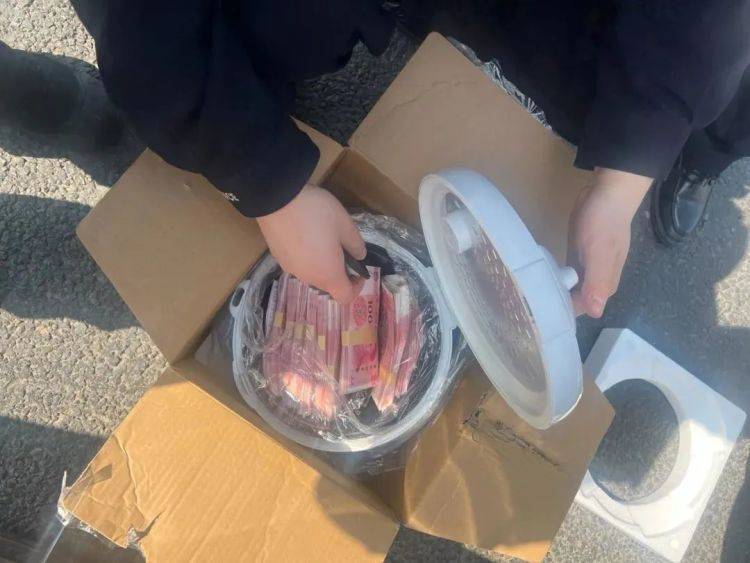 打开电饭煲一看：8万元现金<strong></p>
<p>黄金期货交易</strong>！女子被当街拦下
